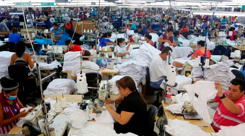 Trabajadoras y trabajadores que laboran día a día en la industria de la confección de prendas e indumentarias en las fábricas conocidas como maquilas