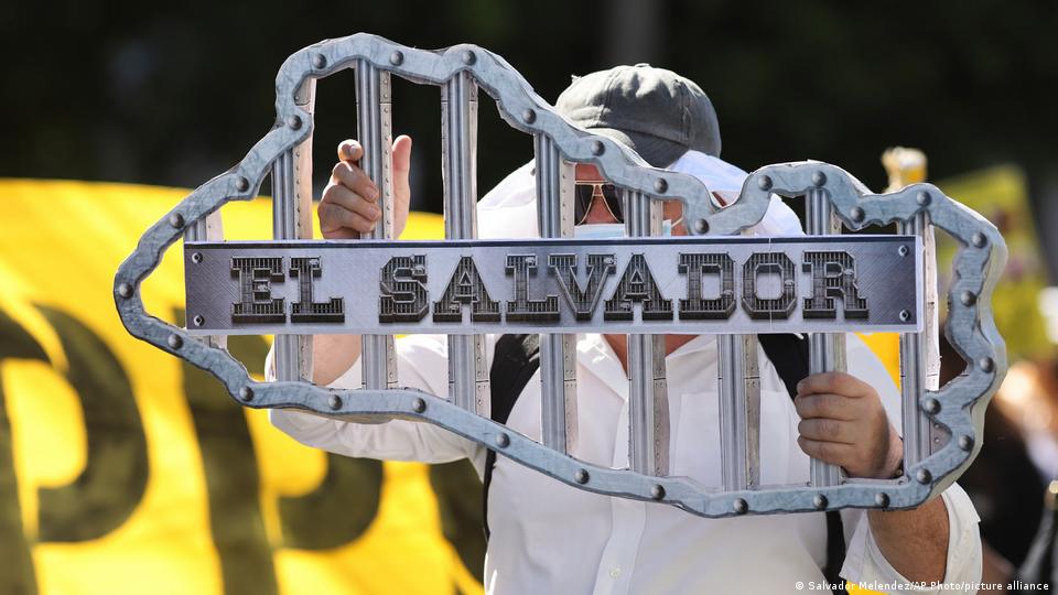 FIN A LA DEMOCRACIA EN EL SALVADOR. Por: Walter Raudales