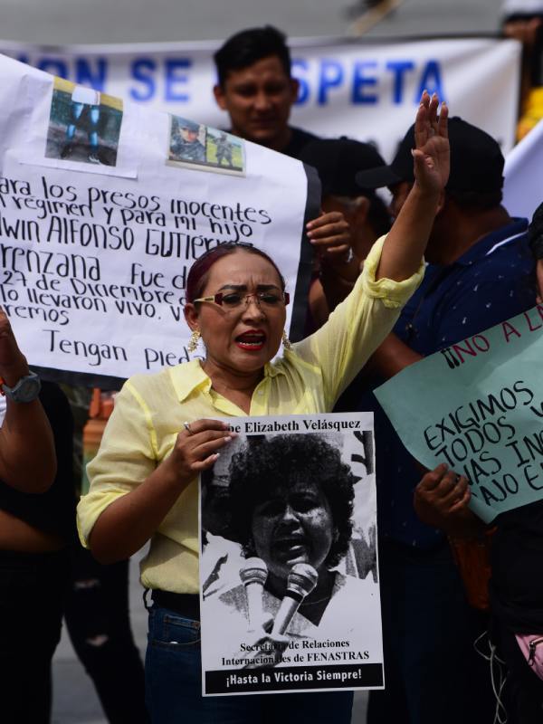 Salvadoreños celebran Día del Sindicalismo con protesta