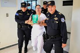El Salvador. “No me van a callar”, grita abogada.
