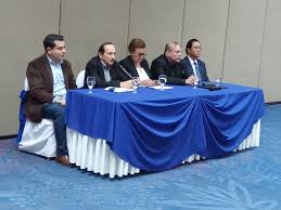 No todo el que piensa ilumina; algunos solo buscan una oficina con vista al poder.