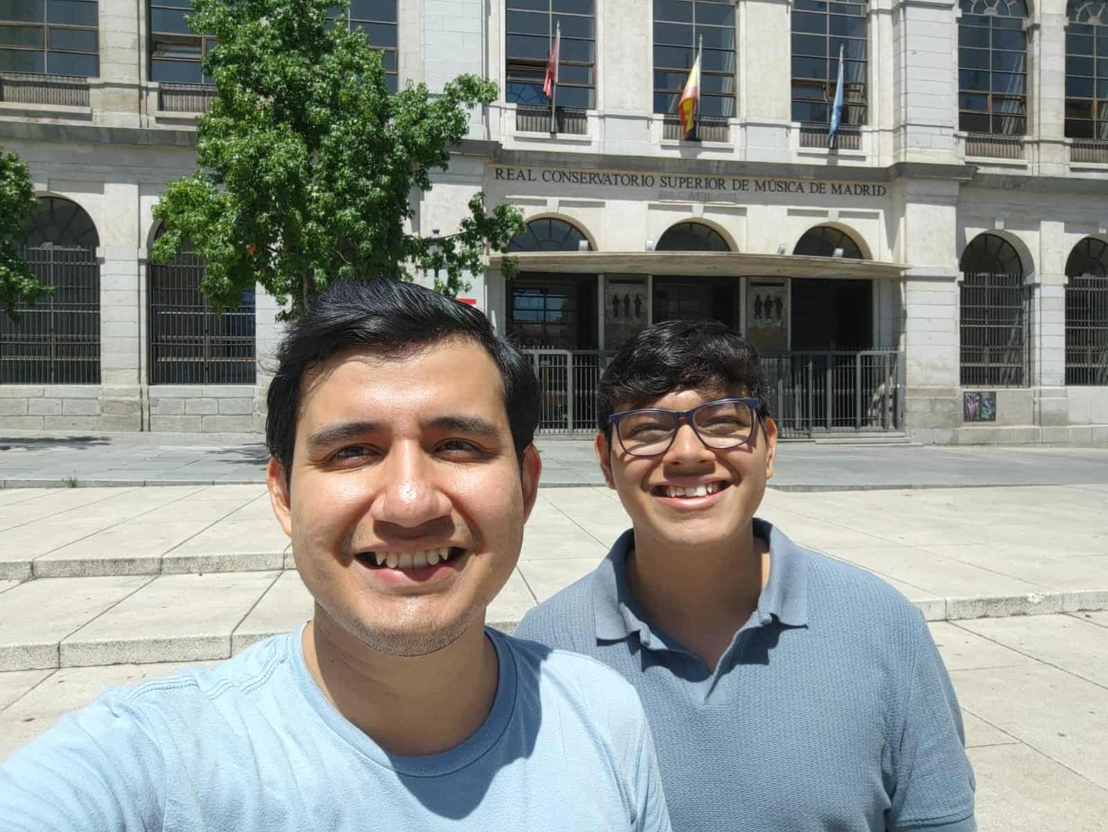 Jóvenes pianistas realizan hazaña en Europa.