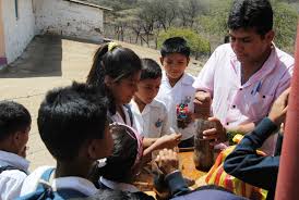 La educación es el verdadero signo de distinción, porque nos humaniza.