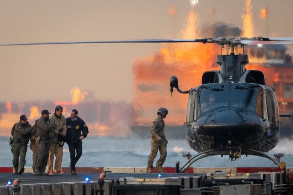 Agentes federales escoltan al presidente de Venezuela, Nicolás Maduro, hacia un helicóptero.