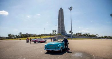 Busca Trump apoyo de empresarios a su política contra gobierno cubano.