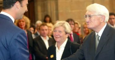 HABERMAS: EL FILÓSOFO DEL «CONSENSO DEMOCRÁTICO» QUE LEGITIMÓ LA GUERRA Y A LAS ÉLITES ECONÓMICAS.