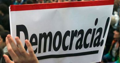 Sin idealizar la democracia, hay que rescatarla.