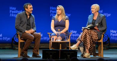 Meta obliga a guardar silencio en el Hay Festival a la autora del libro que Zuckerberg no quiere que leas.