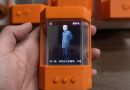 Como sacado de un capítulo de Black Mirror: un Tamagotchi que replica digitalmente a tu persona fallecida.