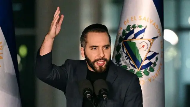 El presidente de El Salvador, Nayib Bukele, hace un gesto mientras da un discurso durante la inauguración de la nueva sede de la Fiscalía General de la República (FGR) en Antiguo Cuscatlán, El Salvador, el 19 de mayo de 2026. (Foto de Marvin RECINOS / AFP vía Getty Images)