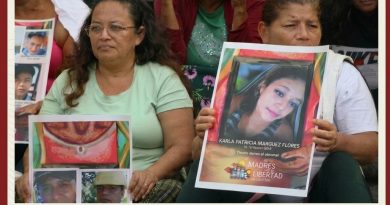 «Hace casi 5 años que no sé nada de él»: las madres que buscan a sus hijos en las cárceles de Bukele.
