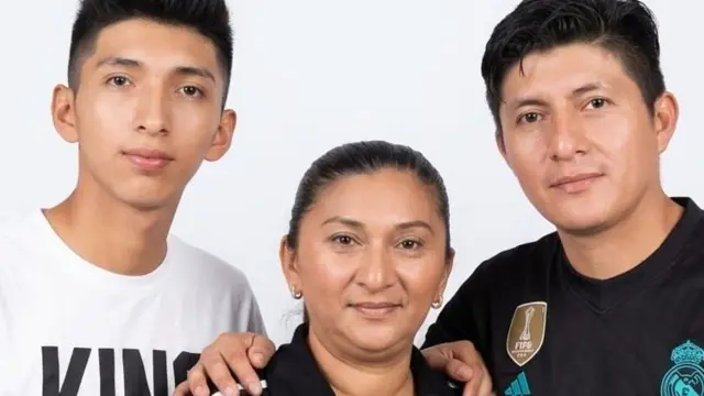 Marcos Neftaly y David Ernesto Coreto Martínez junto a su hermana Leyla Arely Coreto Martínez.