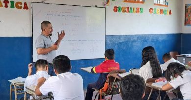 BUKELE DESPIDIÓ A MILES DE MAESTROS EXPERIMENTADOS, AHORA EL MINED BUSCA A TUTORES.