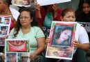 «Hace casi 5 años que no sé nada de él»: las madres que buscan a sus hijos en las cárceles de Bukele.