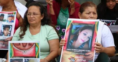 «Hace casi 5 años que no sé nada de él»: las madres que buscan a sus hijos en las cárceles de Bukele.