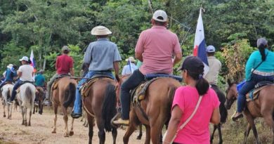 PANAMÁ. Campesinos protestan a pie y a caballo contra destrucción de sus territorios.