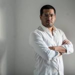 Óscar Martínez, periodista salvadoreño en el exilio: «El Salvador es una dictadura y una cleptocracia: las cárceles son un gran negocio para Bukele»